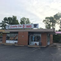 Photo taken at Country Inn Donut Drive in by Benton on 9/21/2017