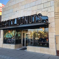 1/24/2018 tarihinde Bentonziyaretçi tarafından Varsity Donuts'de çekilen fotoğraf