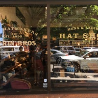 รูปภาพถ่ายที่ Goorin Bros. Hat Shop - Pike Place โดย Benton เมื่อ 8/25/2017