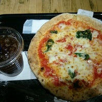 Photo taken at Napoli&amp;#39;s PIZZA CAFFEナポリス自由が丘店 by Fumihiro O. on 1/6/2017