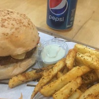 Foto diambil di Beef Burger oleh Qahtan A. pada 11/22/2019