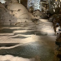 Foto diambil di Natural Bridge Caverns oleh Addi S. pada 12/10/2023
