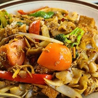 Снимок сделан в BMG Thai-Asian Restaurant пользователем Deepika R. 10/12/2022
