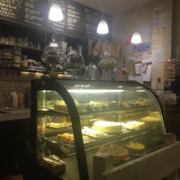 Das Foto wurde bei Mrs. Graham&amp;#39;s Macaron Cafe von Shaira T. am 4/22/2017 aufgenommen