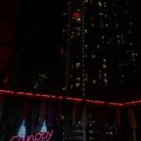 Photo prise au Canopy Rooftop Bar &amp;amp; Lounge par 🐋 .. le6/25/2023