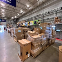 Photo taken at Lowe&amp;#39;s by Jonathan H. on 8/7/2022