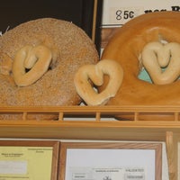 Das Foto wurde bei J. V. Hot Bagels von J. V. Hot Bagels am 9/1/2015 aufgenommen