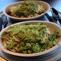 Photo taken at Chipotle Mexican Grill by Fernando R. on 10/18/2015