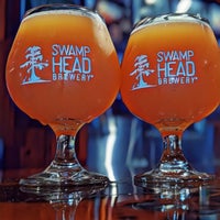 รูปภาพถ่ายที่ Swamp Head Brewery โดย Steve B. เมื่อ 3/19/2019