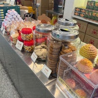 Photo taken at Fung Wong Biscuits 凤凰饼家 by Vee W. on 3/1/2024