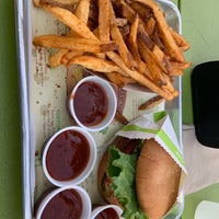 รูปภาพถ่ายที่ BurgerFi โดย 🇬🇧Al G. เมื่อ 4/27/2019