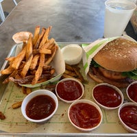 Foto diambil di BurgerFi oleh 🇬🇧Al G. pada 4/20/2019