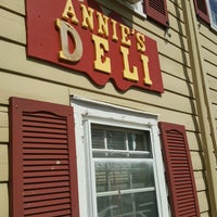 Photo taken at Annie&amp;#39;s Deli by Lee S. on 9/26/2016