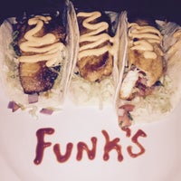 รูปภาพถ่ายที่ Funk&amp;#39;s Pub โดย Roxanne K. เมื่อ 8/29/2015