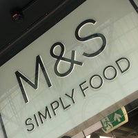 Foto diambil di M&amp;amp;S Simply Food oleh CLOSED C. pada 8/22/2022