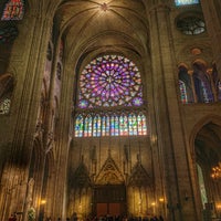 Das Foto wurde bei Kathedrale Notre-Dame de Paris von Abdulmajeed am 4/4/2019 aufgenommen