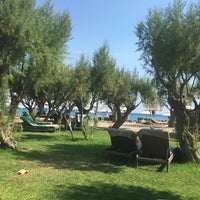 รูปภาพถ่ายที่ Doryssa Seaside Resort โดย Gülay G. เมื่อ 8/6/2017