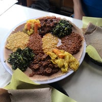 รูปภาพถ่ายที่ Queen Sheba Ethiopian Restaurant โดย Amanda A. เมื่อ 9/15/2019