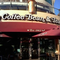 Foto tirada no(a) The Coffee Bean &amp; Tea Leaf por Andrea B. em 11/2/2012