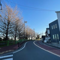 Photo taken at 聖蹟桜ヶ丘 いろは坂通り by 思い出のオサフニー on 2/26/2023