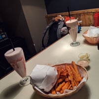 Photo taken at Tommi’s Burger Joint by Flaki on 2/9/2019