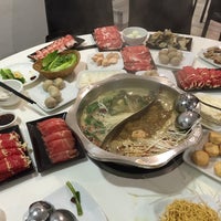 Снимок сделан в (小肥羊槟城火锅城) Xiao Fei Yang (PG) Steamboat Restaurant пользователем Jennifer N. 9/14/2015