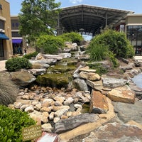 รูปภาพถ่ายที่ The Outlet Shops of Grand River โดย Dallas F. เมื่อ 5/26/2023