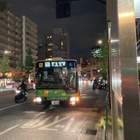 Photo taken at 麻布十番駅前(一ノ橋)バス停 by 高木の移動録 on 8/22/2023