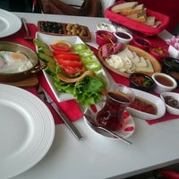 Foto scattata a Çömlek Cafe &amp;amp; Restaurant da Sengül Y. il 2/25/2017