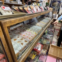 Photo taken at Fugetsu-Do Sweet Shop by Matthew C. on 10/16/2022
