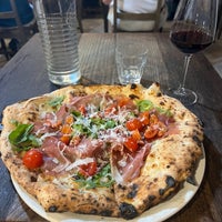 รูปภาพถ่ายที่ La Leggenda Pizzeria โดย Katie R. เมื่อ 3/4/2024