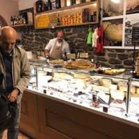 Photo taken at Beppe e i Suoi Formaggi by Paul G. on 10/2/2018