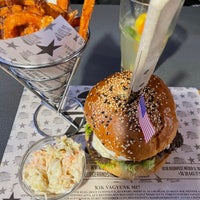 Foto tirada no(a) American Burger &amp;amp; Steak House por Eszter S. em 2/11/2023