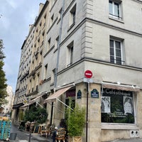 Photo taken at La Caféothèque de Paris by Gabriela J. on 10/2/2022