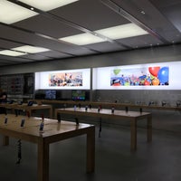 Photo taken at Apple Chermside by tsvnq on 4/11/2017