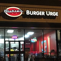 Снимок сделан в Richie&amp;#39;s Burger Urge пользователем Av0 c. 1/14/2017
