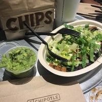 Photo taken at Chipotle Mexican Grill by Fernando P. on 9/12/2018