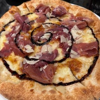 4/10/2024 tarihinde Nicholas H.ziyaretçi tarafından Tony’s Pizza Napoletana'de çekilen fotoğraf