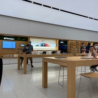 Photo taken at Apple The Woodlands by Gabriel G. on 8/28/2021