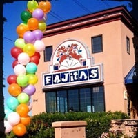 รูปภาพถ่ายที่ Fajitas: A Sizzlin&amp;#39; Celebration โดย Michael S. เมื่อ 10/20/2012