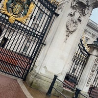 Photo taken at Buckingham Palace Gate by Ano🐎 on 2/29/2024