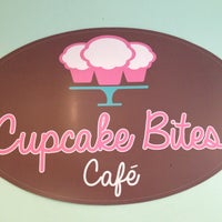 Das Foto wurde bei Cupcake Bites Café von Aileen C. am 4/11/2015 aufgenommen