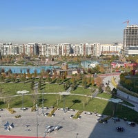 Das Foto wurde bei Hilton Tashkent City von S.🐅 am 11/26/2023 aufgenommen