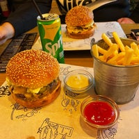 Foto scattata a Burgos Premium Burger Bar da Ильмира М. il 1/3/2023