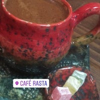 Foto diambil di Café Rasta oleh Esra O. pada 2/21/2020