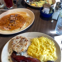 Photo taken at Snooze, an A.M. Eatery by Mira B. on 1/26/2023