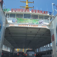 Foto diambil di Pelabuhan Penyeberangan Ketapang oleh Nelly A. pada 4/22/2023