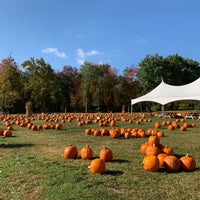 Foto diambil di DuBois Farms oleh Myla T. pada 10/14/2019