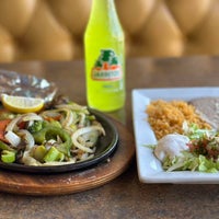 Das Foto wurde bei Puerto Vallarta Mexican Restaurant von Puerto Vallarta Mexican Restaurant am 6/21/2023 aufgenommen