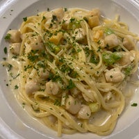 Foto diambil di Sotto Mare Oysteria &amp;amp; Seafood Restaurant oleh Jennifer S. pada 11/10/2023